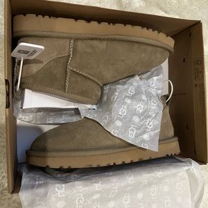 RARE UGG COLOR- Antelope- Size 6- Never worn with tags and verified